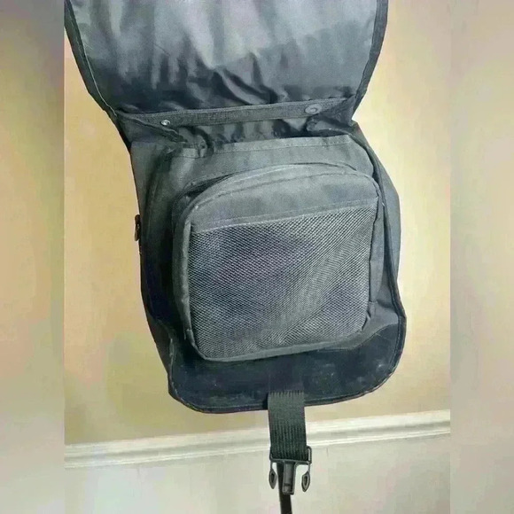 Kensington saddle backpack that fits 15inch computer - Picture 4 of 11